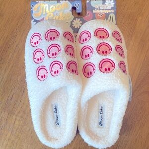 🍂Moon Cake Fuzzy Slippers with Pink Smiley Faces